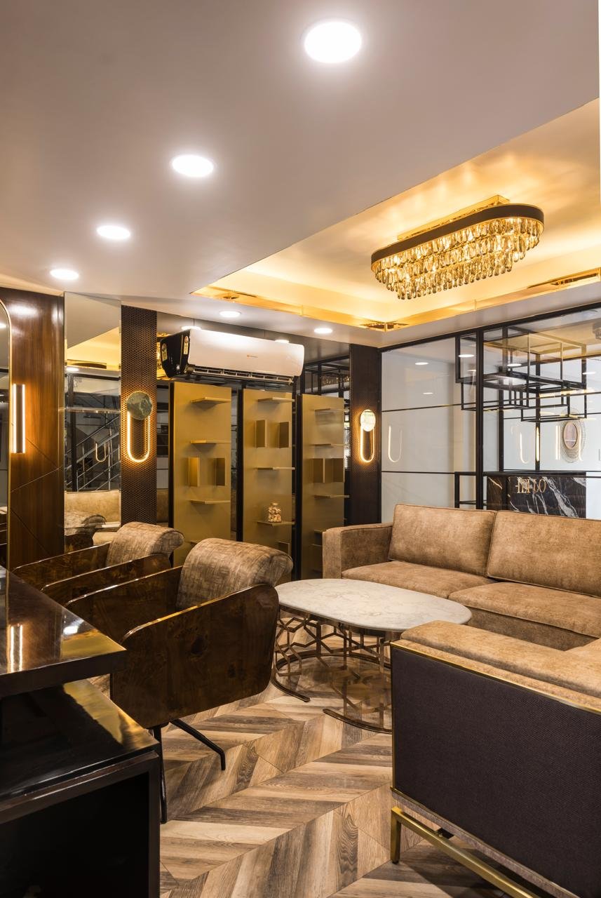 Lounge space with chairs, mirrored partitions and a patterned floor